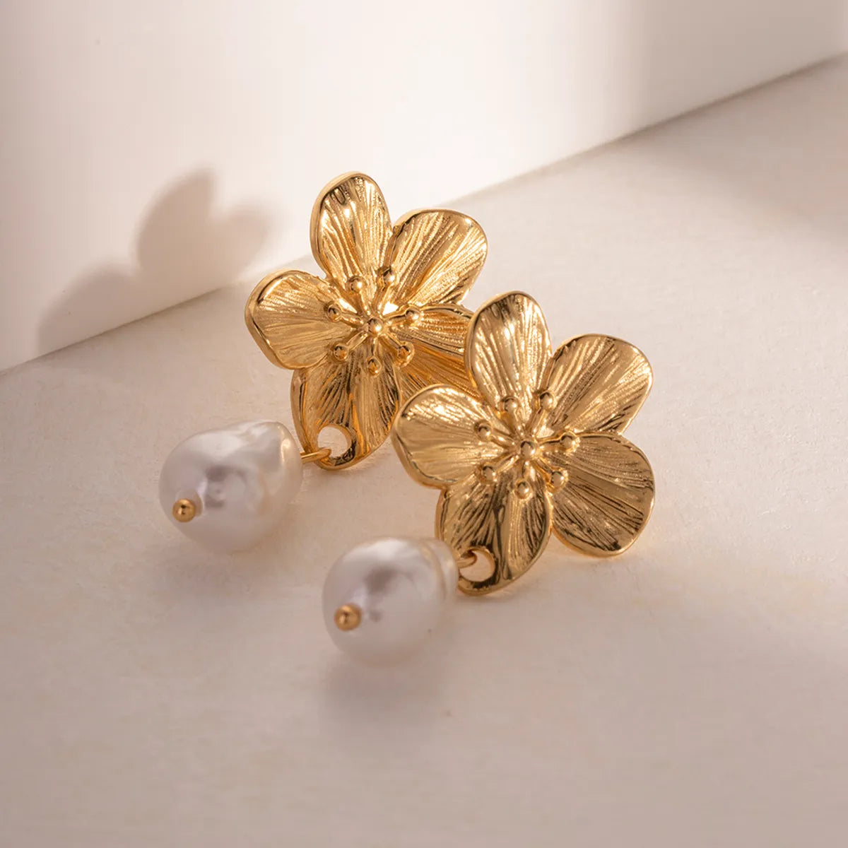 Minimalist earrings for women -1 Pair Simple Style Flower Inlay Stainless Steel Pearl 18k Gold Plated Drop Earrings