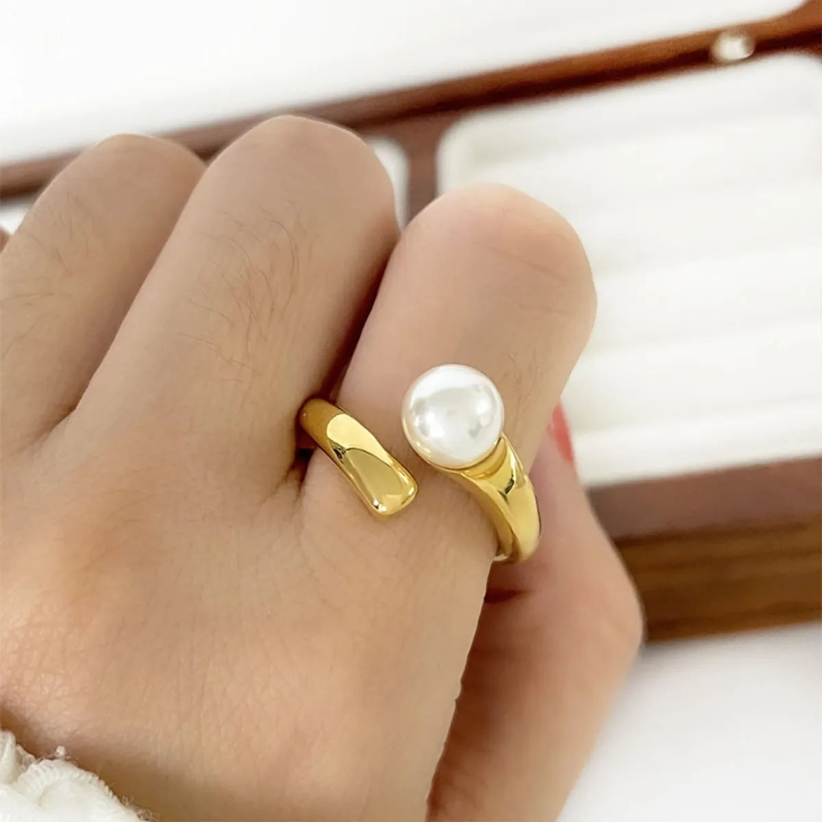 ladies rings with opal shimmer -Wholesale Jewelry Simple Style Round Stainless Steel Artificial Pearls 18K Gold Plated Plating Inlay Open Rings